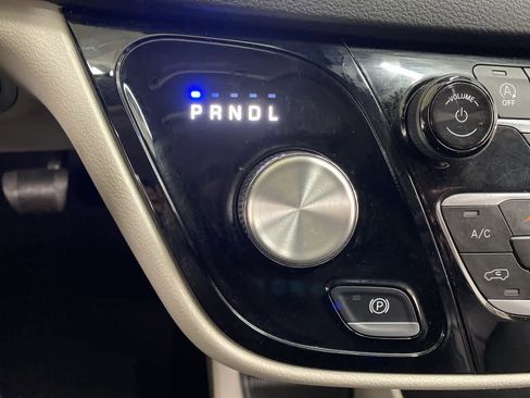 Used 2023 Chrysler Pacifica Touring-L FWD image 26