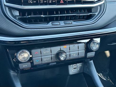 Used 2026 Jeep Compass Latitude image 15