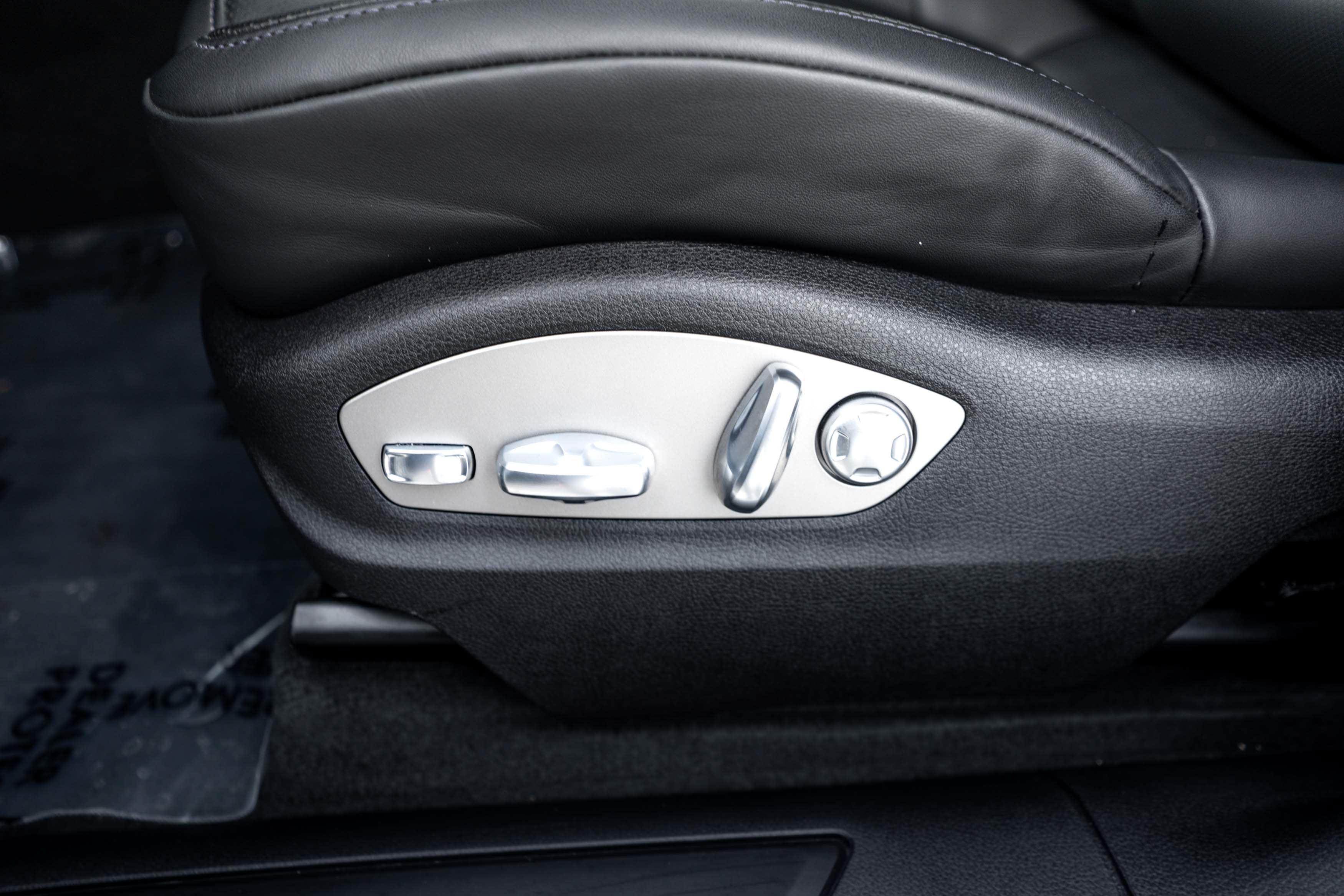 Certified 2026 Porsche Macan AWD/4WD image 18