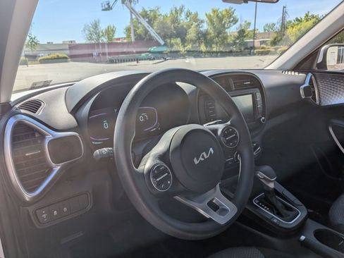 Used 2025 Kia Soul LX w/ LX Technology Package image 10