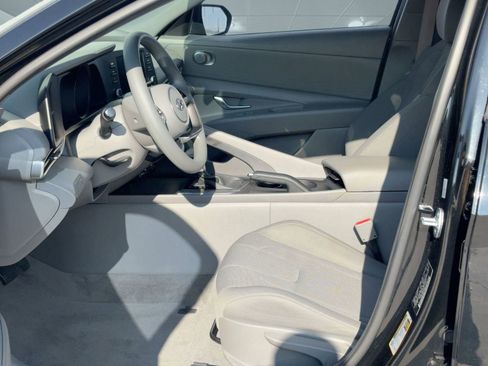 Used 2023 Hyundai Elantra SE image 5