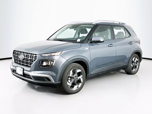 Used 2025 Hyundai Venue SEL image 3