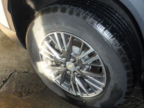 Used 2025 Chevrolet Traverse LT image 11