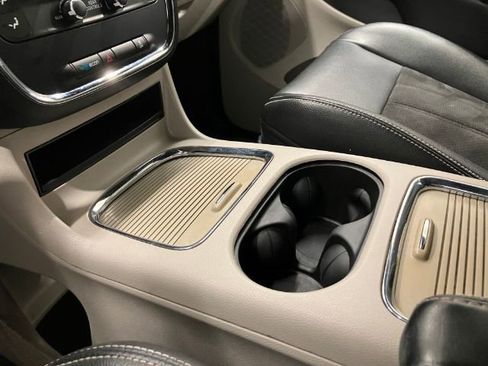 Used 2019 Dodge Grand Caravan SXT image 38