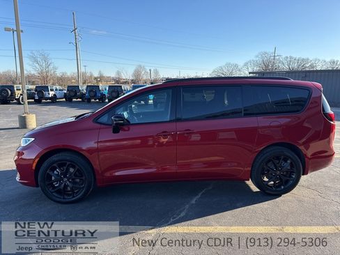 New 2026 Chrysler Pacifica Select image 1