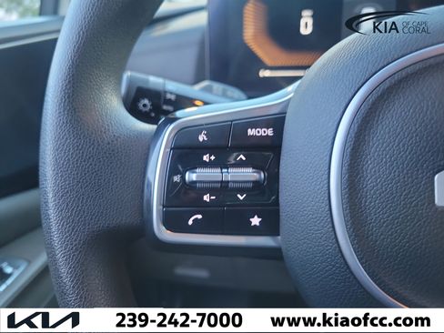 Used 2025 Kia Carnival LX FWD image 31