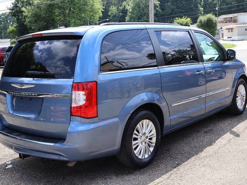 Used 2011 Chrysler Town & Country Touring-L w/ Driver Convenience Group FWD image 8