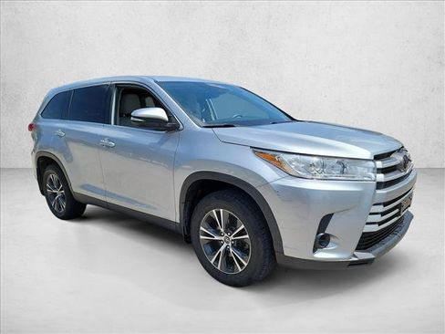 Used 2019 Toyota Highlander LE FWD image 3
