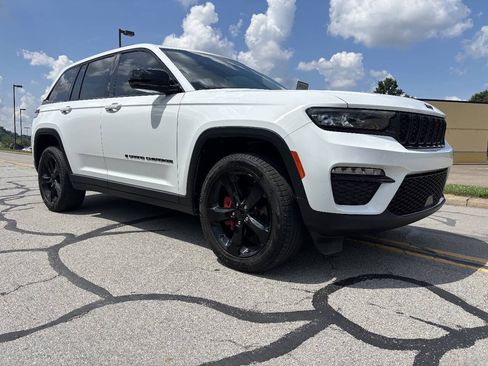 Used 2024 Jeep Grand Cherokee Limited w/ Black Appearance Package AWD/4WD image 3