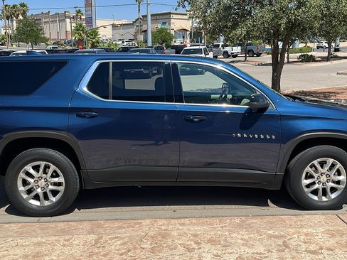 Used 2022 Chevrolet Traverse LS FWD image 9