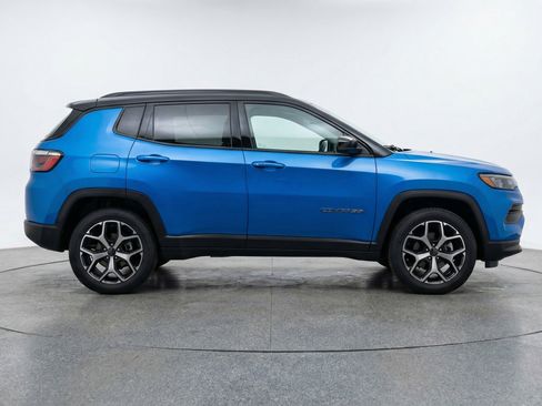 Used 2025 Jeep Compass Limited image 11