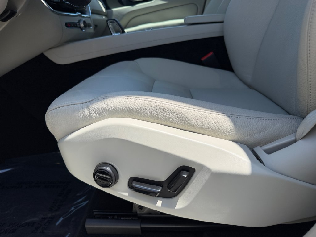 Certified 2024 Volvo XC60 B5 Plus w/ Climate Package AWD/4WD image 17