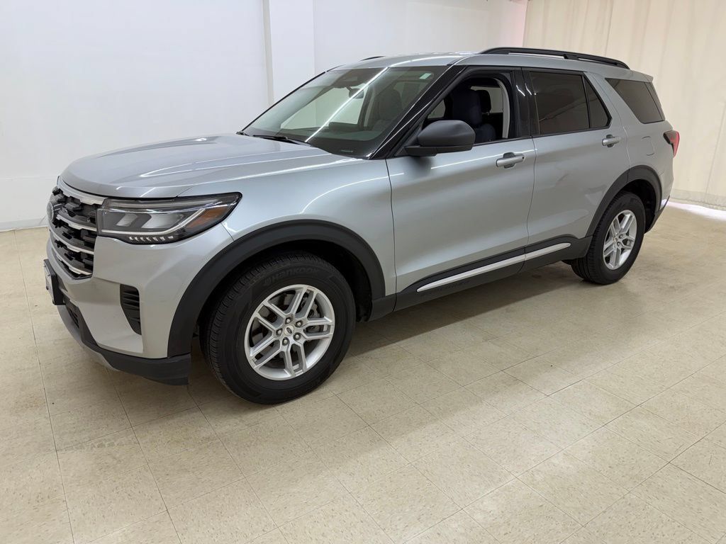 Used 2025 Ford Explorer Active AWD/4WD image 1