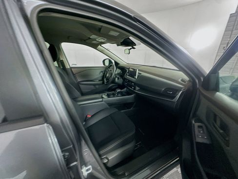 Used 2023 Nissan Rogue S image 29