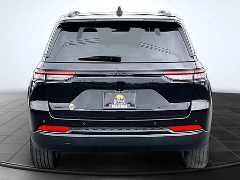 Used 2023 Jeep Grand Cherokee Altitude AWD/4WD image 5