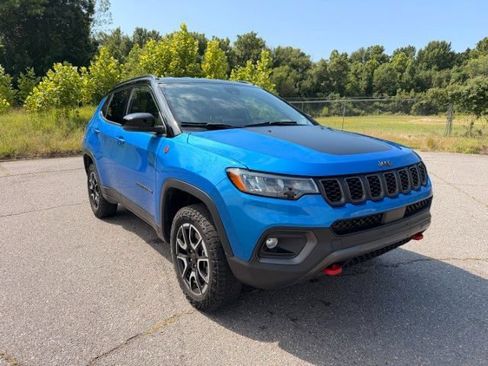 Used 2025 Jeep Compass Trailhawk AWD/4WD image 2