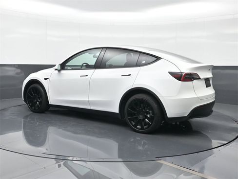 Used 2022 Tesla Model Y Long Range image 3