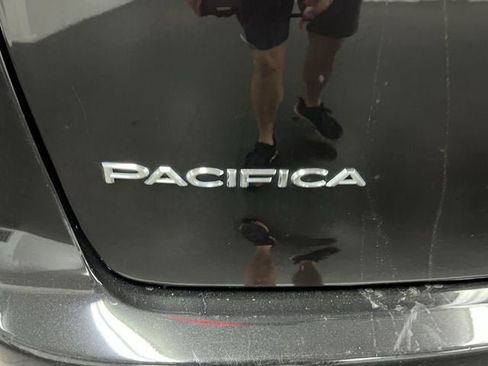 Used 2023 Chrysler Pacifica Touring-L FWD image 31