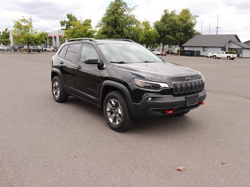 Used 2019 Jeep Cherokee Trailhawk AWD/4WD image 3