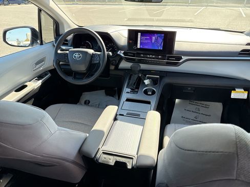 Certified 2025 Toyota Sienna LE image 28