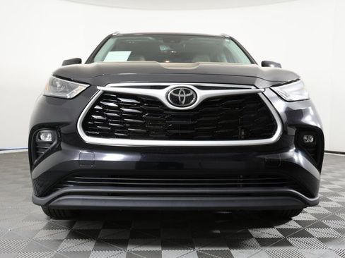 Used 2022 Toyota Highlander XLE image 2