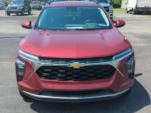 Used 2025 Chevrolet Trax LT w/ Driver Confidence Package FWD image 11