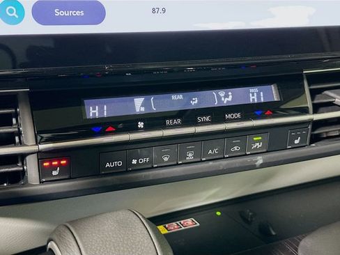 Used 2025 Toyota Sienna XLE image 18