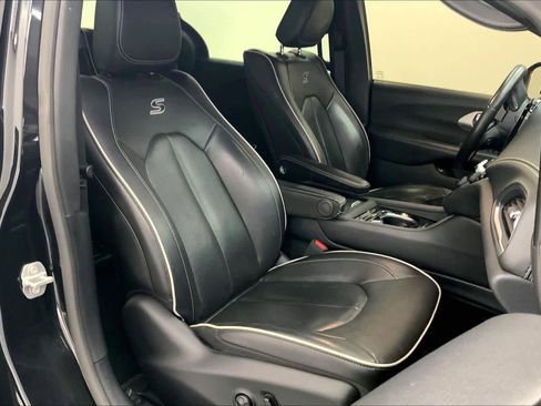 Used 2021 Chrysler Pacifica Limited w/ Uconnect Theater Family Group image 9