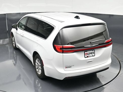 Used 2024 Chrysler Pacifica Touring-L FWD image 52
