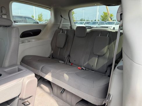 Used 2017 Chrysler Pacifica Touring FWD image 28