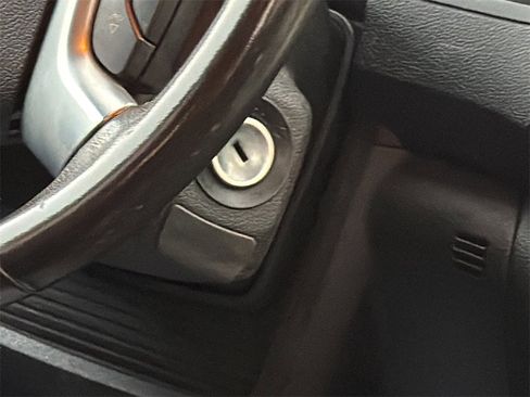 Used 2015 GMC Acadia SLE image 23