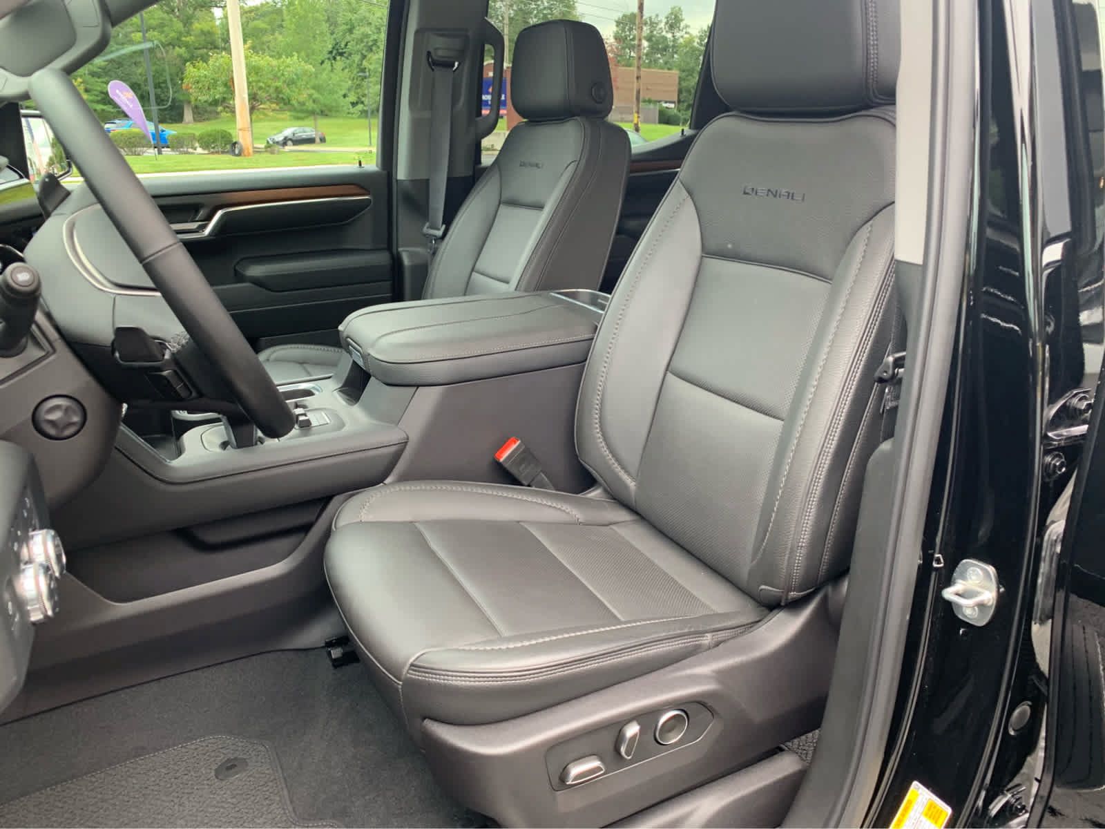 Used 2024 GMC Sierra 1500 Denali w/ Denali Reserve Package AWD/4WD image 12