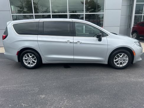 Used 2024 Chrysler Voyager LX FWD image 2