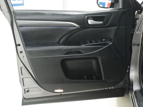 Used 2019 Toyota Highlander SE FWD image 20