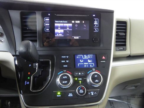 Used 2016 Toyota Sienna L image 13