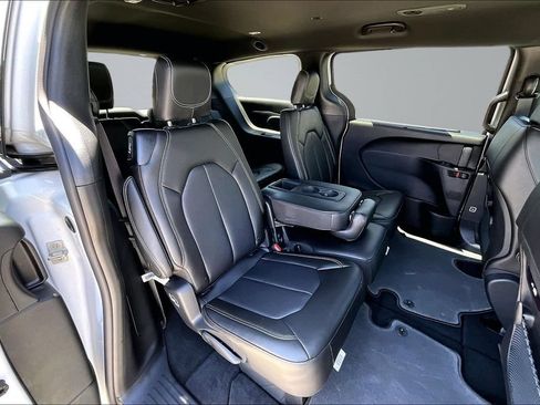 New 2027 Chrysler Pacifica Select FWD image 18