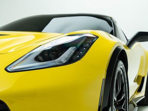 Used 2015 Chevrolet Corvette Z06 w/ 3LZ Preferred Equipment Group image 12