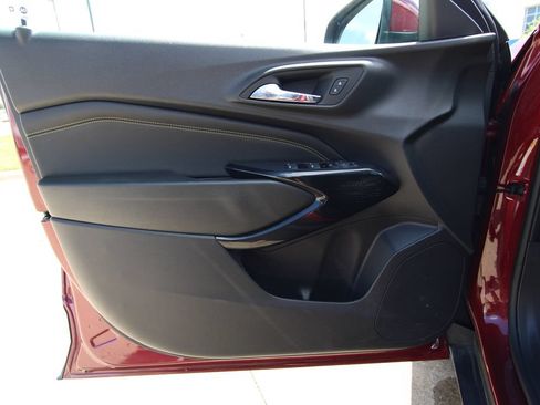 Used 2025 Chevrolet Trax LT FWD image 31
