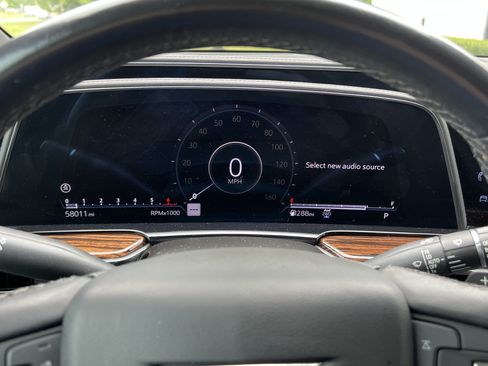 Used 2022 Cadillac Escalade Luxury w/ LPO, Illumination Package AWD/4WD image 21