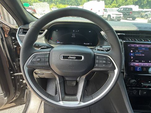 Used 2025 Jeep Grand Cherokee Limited w/ Black Appearance Package AWD/4WD image 25