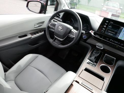 Certified 2022 Toyota Sienna XLE w/ XLE Plus Package FWD image 9