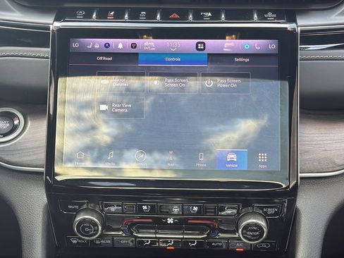 Used 2022 Jeep Grand Cherokee Overland AWD/4WD image 17