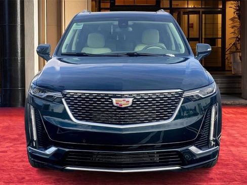 Used 2025 Cadillac XT6 Premium Luxury image 3