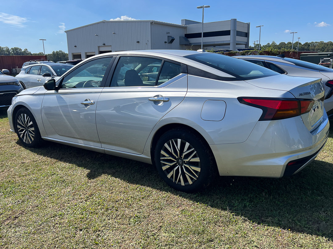 Used 2024 Nissan Altima 2.5 SV FWD image 3