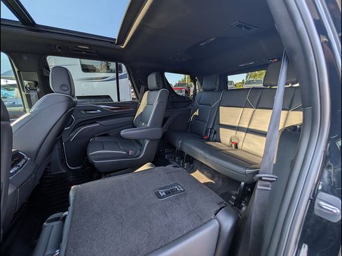 Used 2023 Cadillac Escalade Premium Luxury AWD/4WD image 33