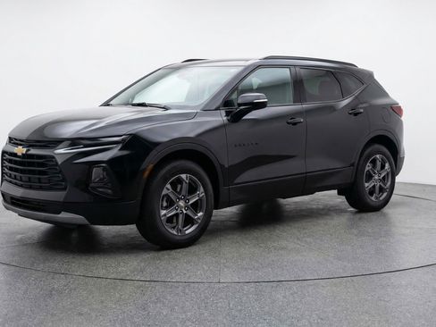 Used 2025 Chevrolet Blazer LT image 3