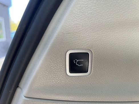 Used 2024 Chrysler Pacifica Limited FWD image 12
