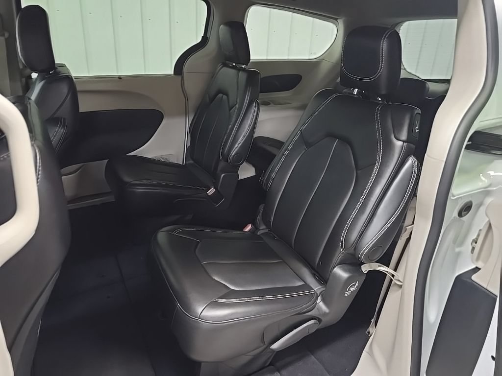 Used 2024 Chrysler Pacifica Touring-L FWD image 30