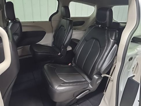 Used 2024 Chrysler Pacifica Touring-L FWD image 30