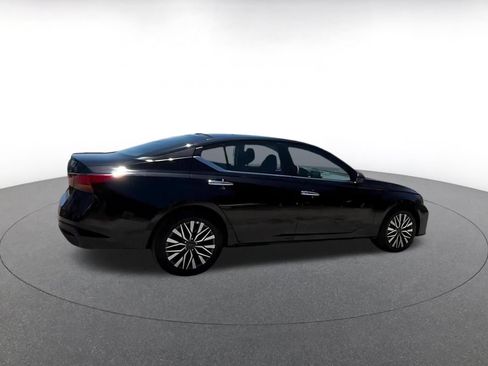 Used 2025 Nissan Altima 2.5 SV FWD image 15